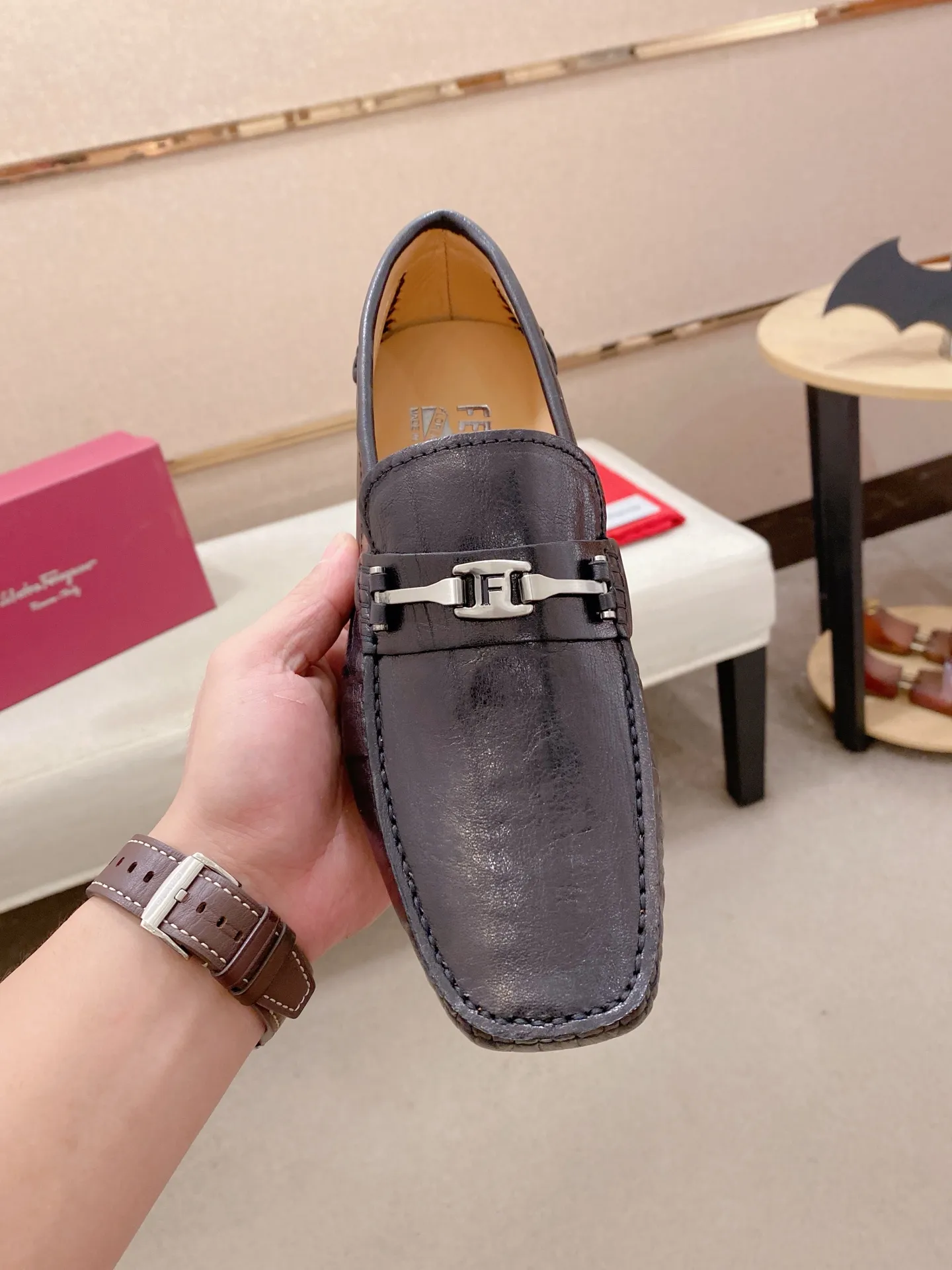 Factory price: 540💰High-end quality! Ferragamo🆕🆕Exclusive hot-selling products in stock🔥🔥New products on the shelves, high-quality Ferragamo men's pea shoes, high-end casual driving shoes, with complete packaging! 💪 💪 Material: imported first-layer cowhide 🐂 + imported high-quality water-dyed cowhide lining + wear-resistant outsole 👍🏻👍🏻 Features: high-end and comfortable, purely handmade 🚀 🚀 Create the perfect shoe that suits you best 🔥 🔥 Size: (38-44) 45 standard size can be customized!